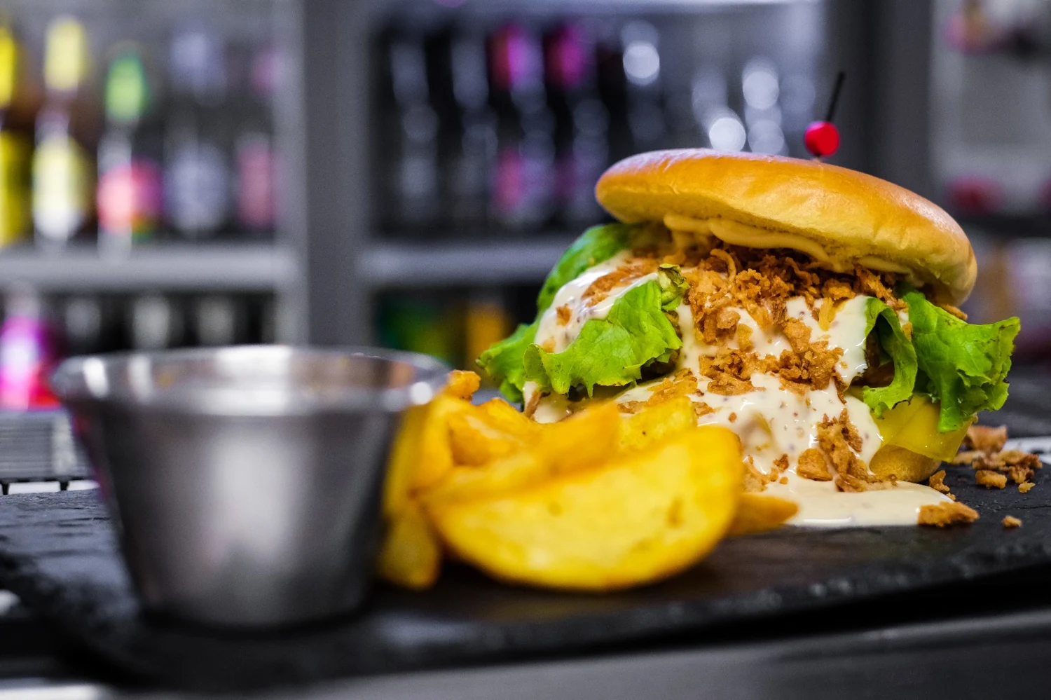 Hamburguesa con papas servida en el local